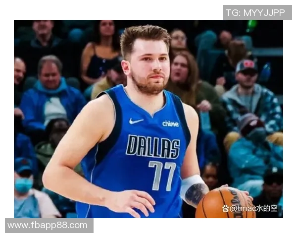 东契奇体重反弹双下巴现身腰腹部游泳圈引发关注 东契奇体重反弹双下巴现身腰腹部游泳圈引发关注