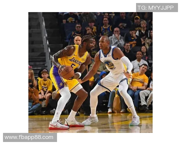 老将默契配合霍福德助攻库里精彩反篮打成21