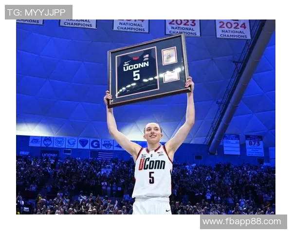 康涅狄格大学球员脚踩哈士奇PE球鞋引发媒体热议 康涅狄格大学球员脚踩哈士奇PE球鞋引发媒体热议