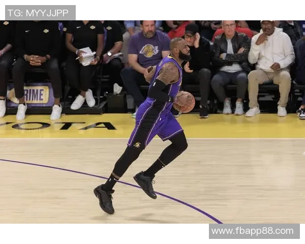 詹姆斯标志性时刻引争议为何选择如此低级的方式赚钱