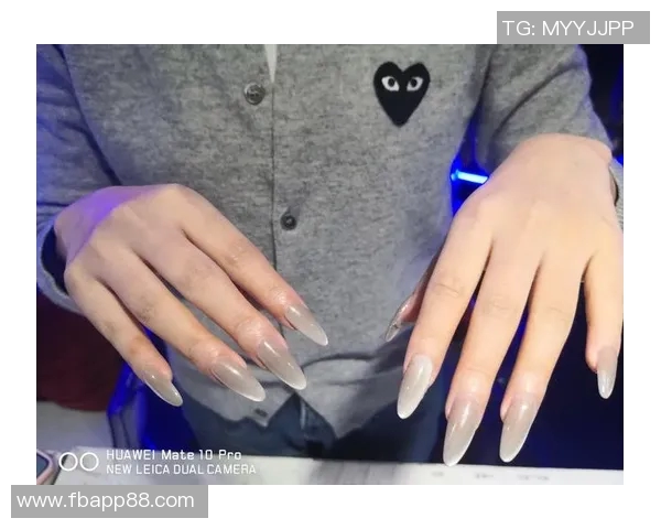 华盛顿分享比赛时手指甲发紫的秘密与场下保暖手套的独特体验 华盛顿分享比赛时手指甲发紫的秘密与场下保暖手套的独特体验